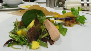 Duo de foie gras: l'un croustillant à la mangue et l'autre à l'ananas caramélisé (30.-)