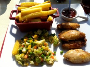 Plat du jour: ailes de poulet, frites et petits légumes