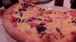 Pizza Reine: tomate, fromage, jambon, champignon