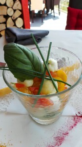 Les billes de mozzarella, chèvre et tomates cerises, pistou glacé au basilic frais gressin
