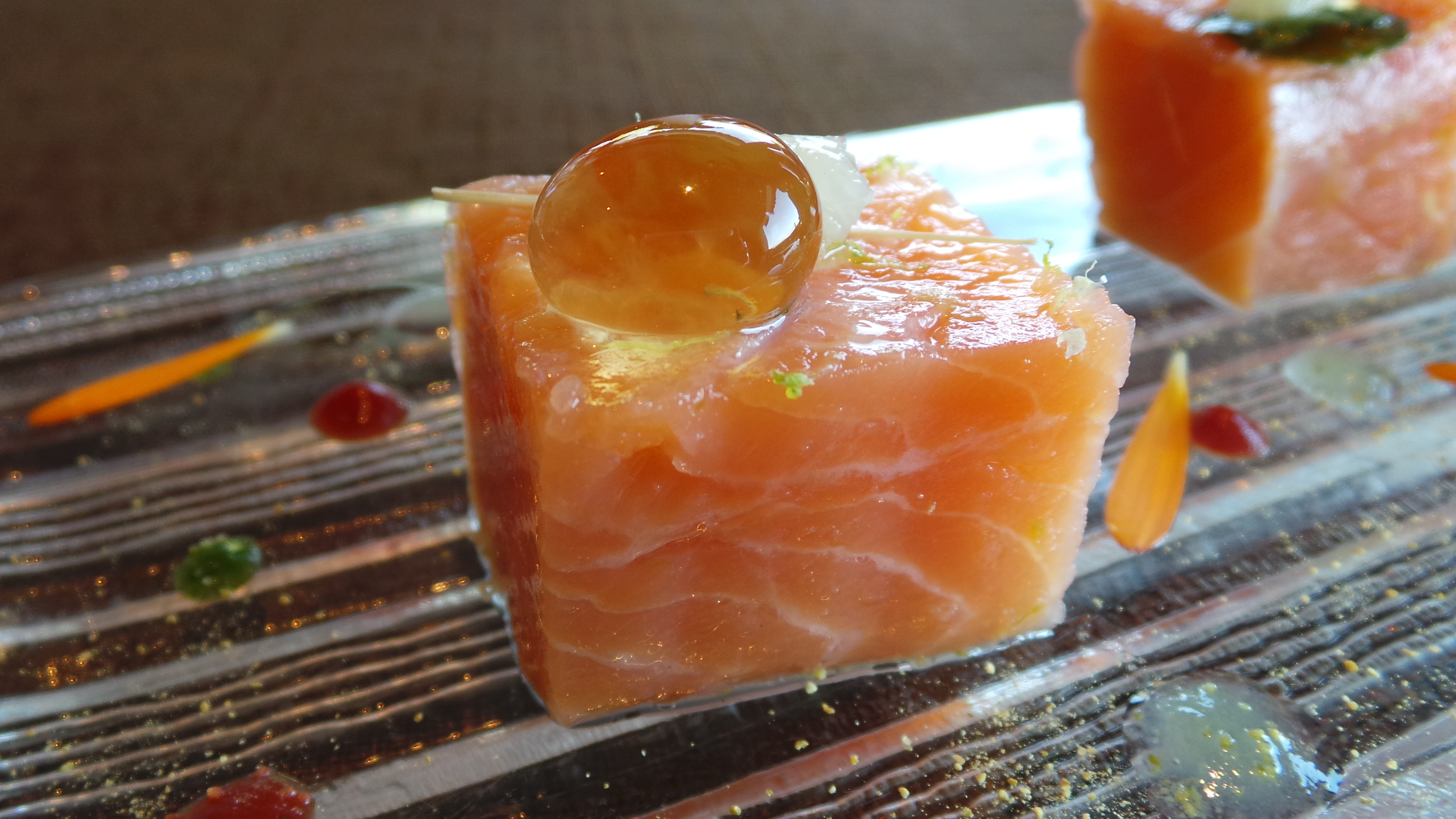 Saumon Label Rouge d’Ecosse Le filet cuit quelque minute vapeur, perles de mojito Marmelade de citron confit à la coriandre