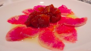 Amuse bouche 2: Tartare de saumon,sauce soja, radis rouge avec citron, huile d'olive et huile de sésame. 